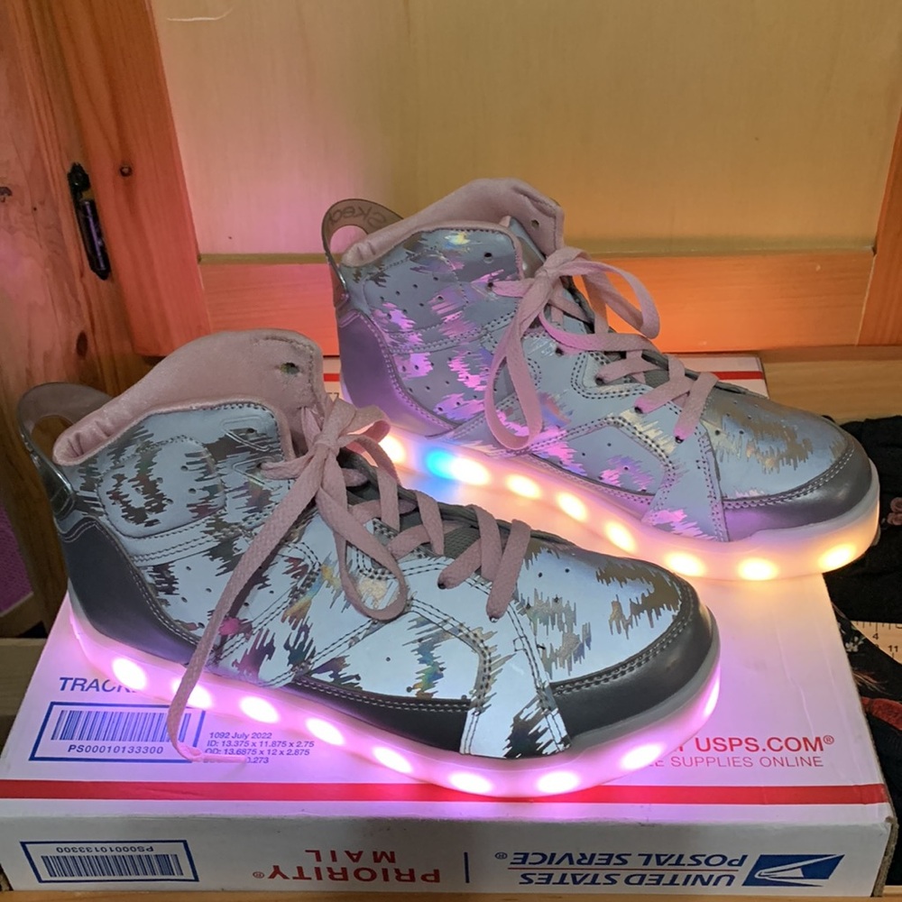 Skechers Light Up High Tops - Picture 2 of 6